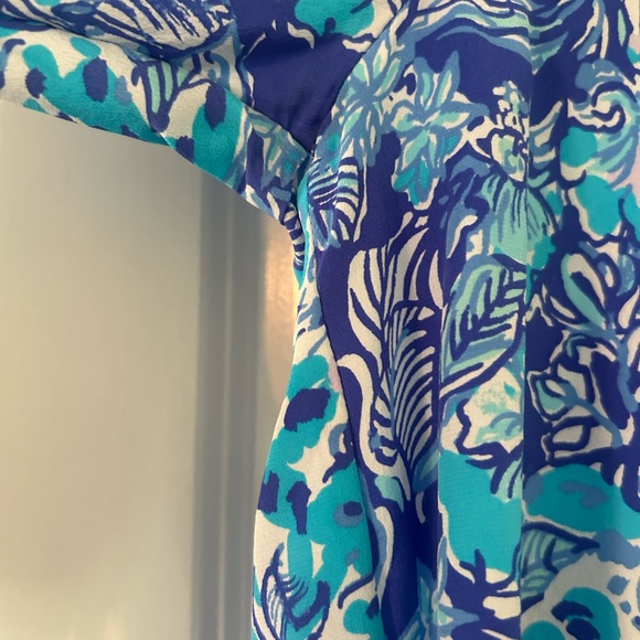 Beautiful Lilly Pulitzer Elsa blouse; size Medium - Picture 4 of 5